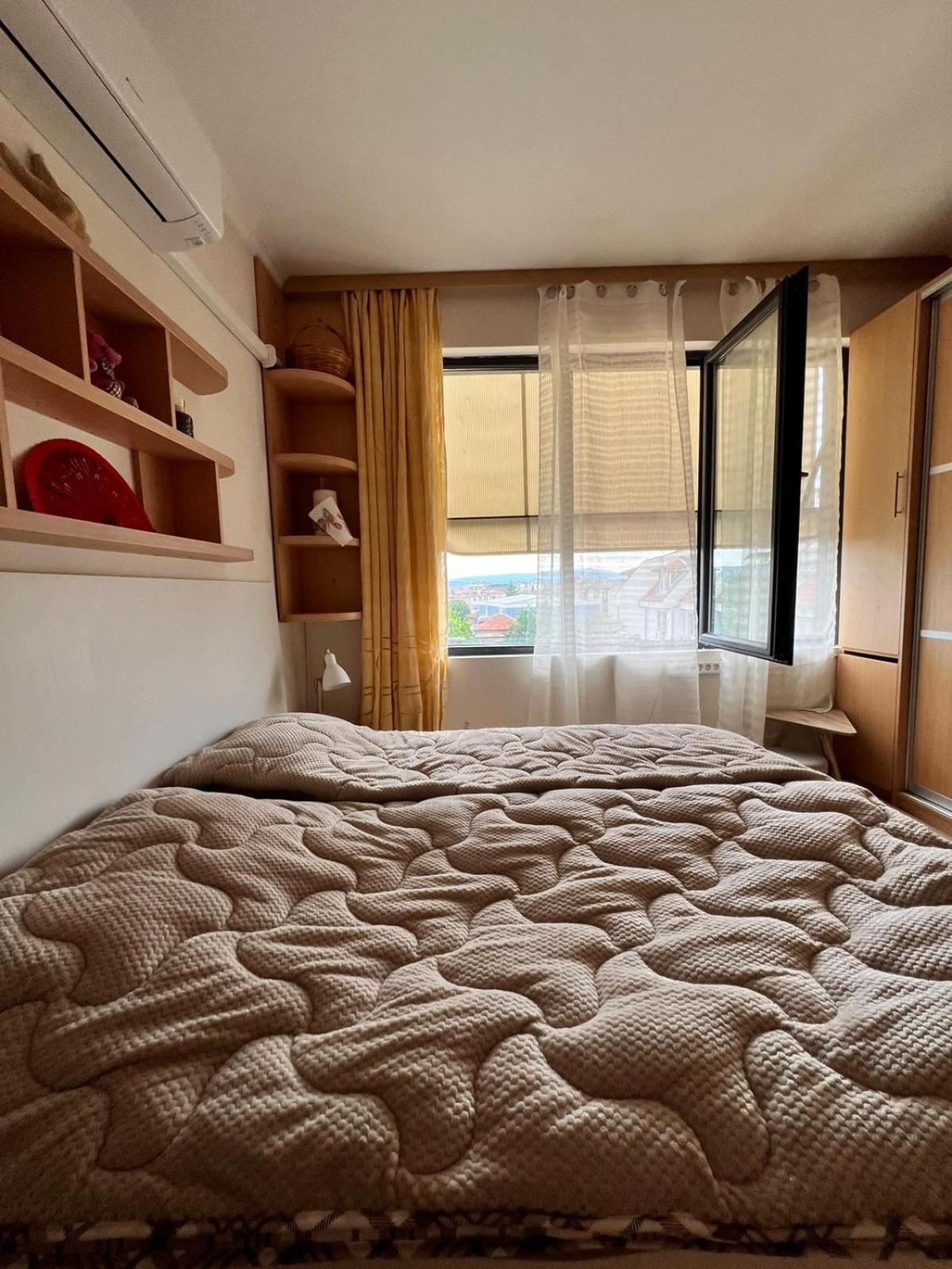 Downtown Central Apartment With Working Kitchen, City Views & Free Parking Kazanlŭk Exterior foto