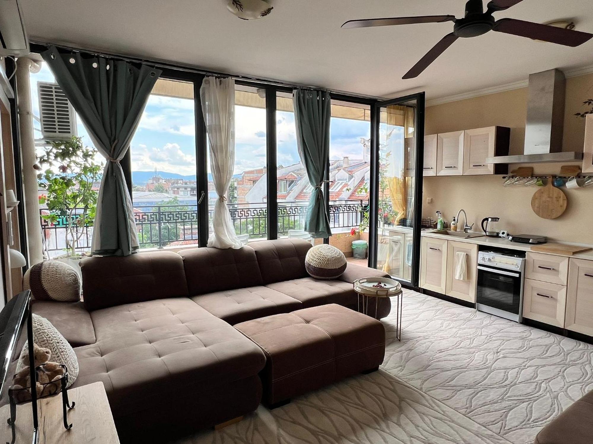 Downtown Central Apartment With Working Kitchen, City Views & Free Parking Kazanlŭk Exterior foto