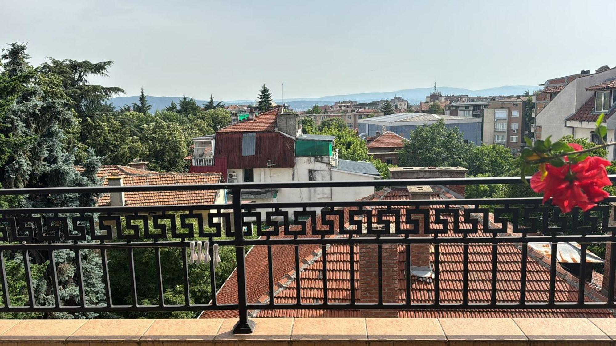 Downtown Central Apartment With Working Kitchen, City Views & Free Parking Kazanlŭk Exterior foto
